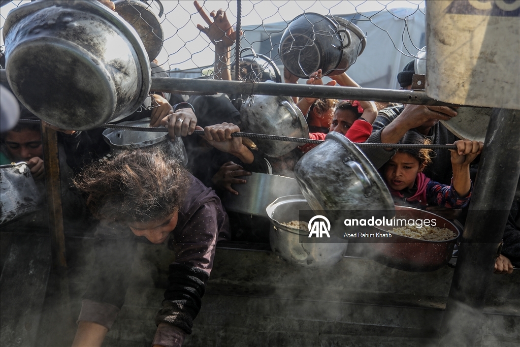 В Газе организована раздача горячей пищи для перемещенных лиц