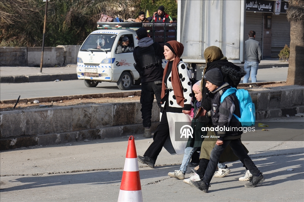 Halep’te sivillerin güvenli geçişi için "iki insani geçit" yeniden açıldı