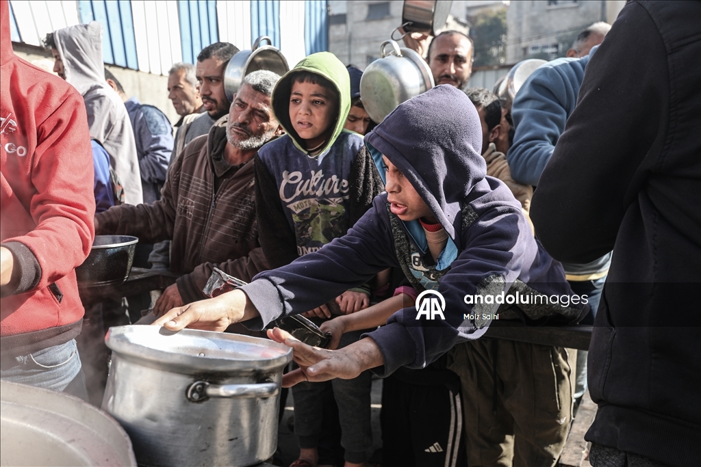 Gazze'de yerinden edilmiş Filistinlilere sıcak yemek dağıtımı yapıldı
