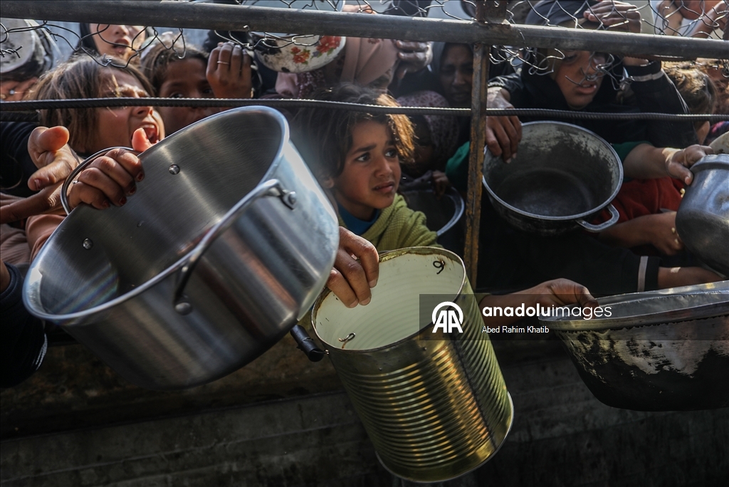 В Газе организована раздача горячей пищи для перемещенных лиц