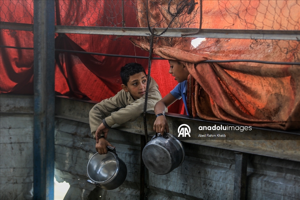 В Газе организована раздача горячей пищи для перемещенных лиц