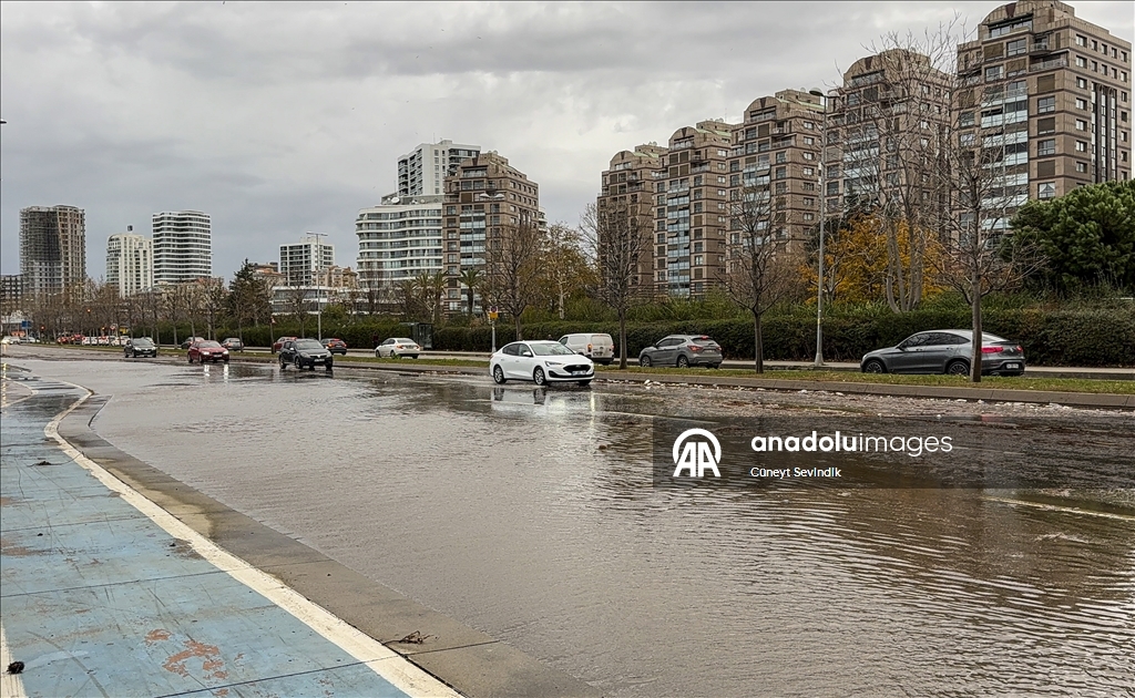 Kartal sahilinde dalgalar yola vurdu