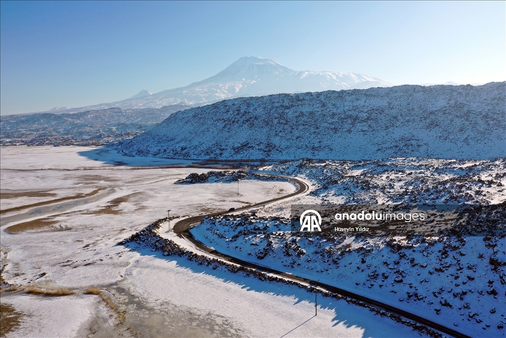 Заснеженные скалы горы Агры сняты с дрона
