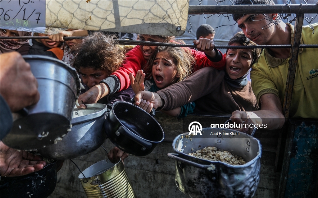 В Газе организована раздача горячей пищи для перемещенных лиц