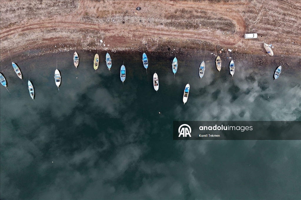 Algae spread across Demirkopru Dam as water levels decline in Turkiye's Manisa