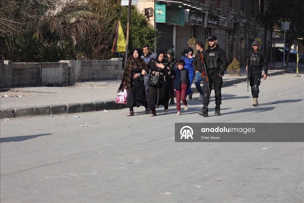 Halep’te sivillerin güvenli geçişi için "iki insani geçit" yeniden açıldı