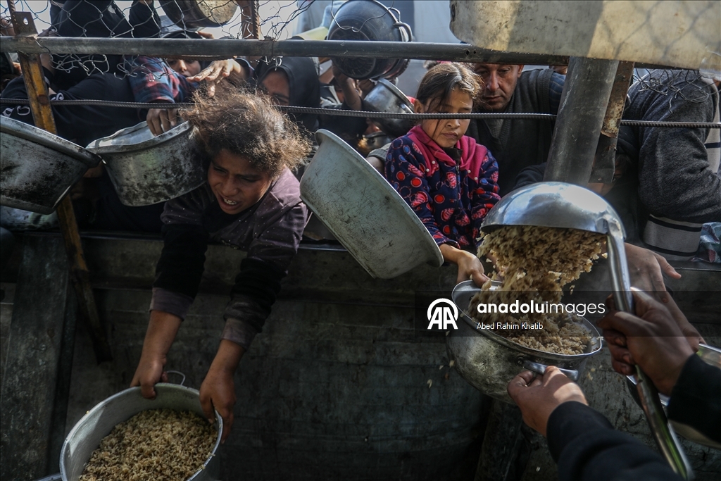 В Газе организована раздача горячей пищи для перемещенных лиц