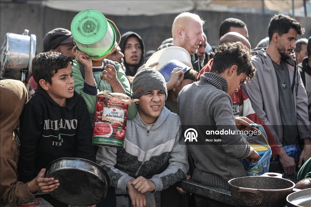 Gazze'de yerinden edilmiş Filistinlilere sıcak yemek dağıtımı yapıldı