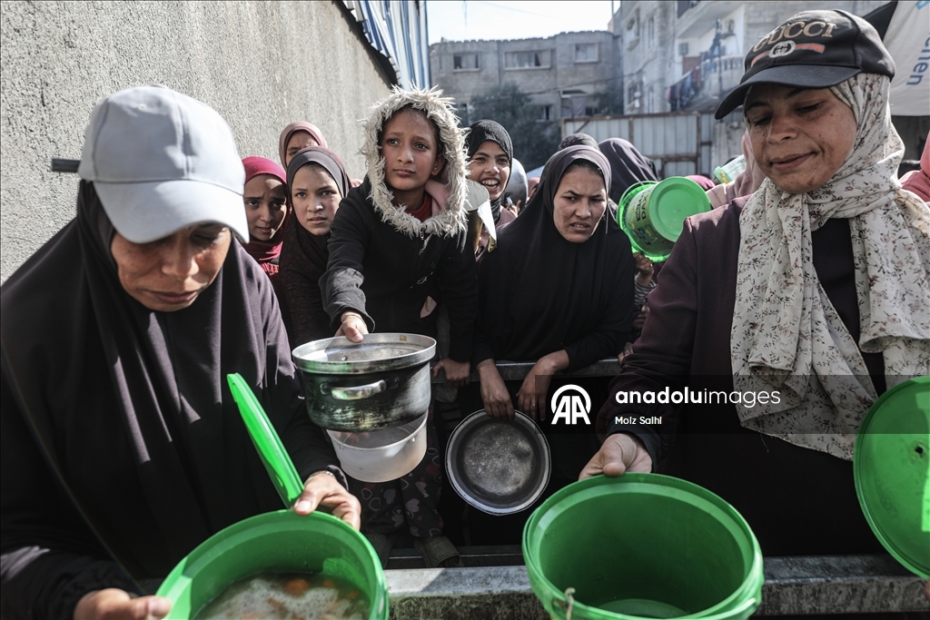 Gazze'de yerinden edilmiş Filistinlilere sıcak yemek dağıtımı yapıldı