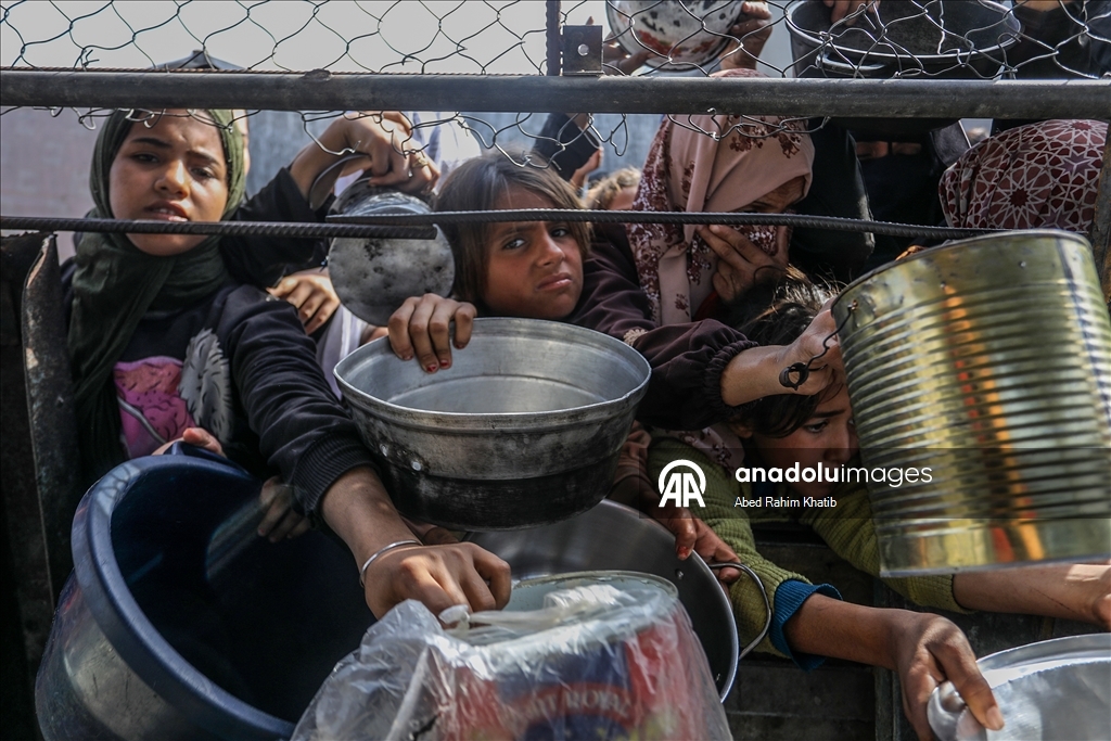 В Газе организована раздача горячей пищи для перемещенных лиц