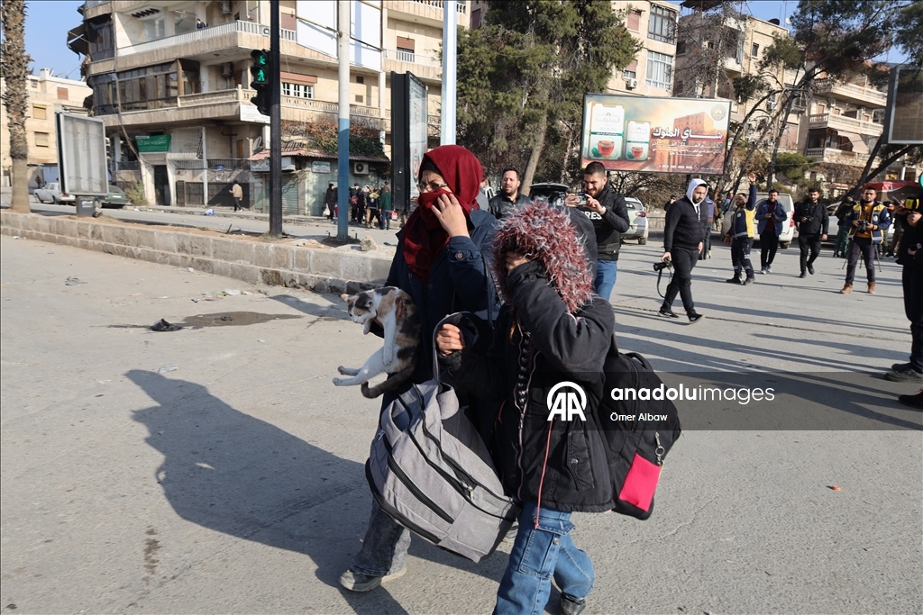 Halep’te sivillerin güvenli geçişi için "iki insani geçit" yeniden açıldı