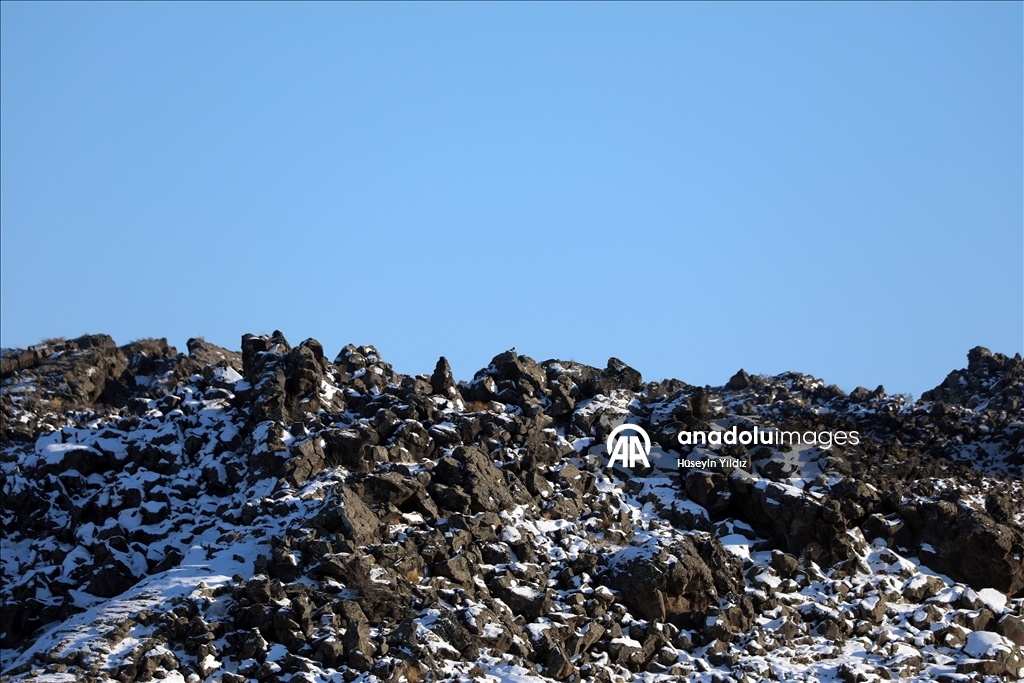 Заснеженные скалы горы Агры сняты с дрона