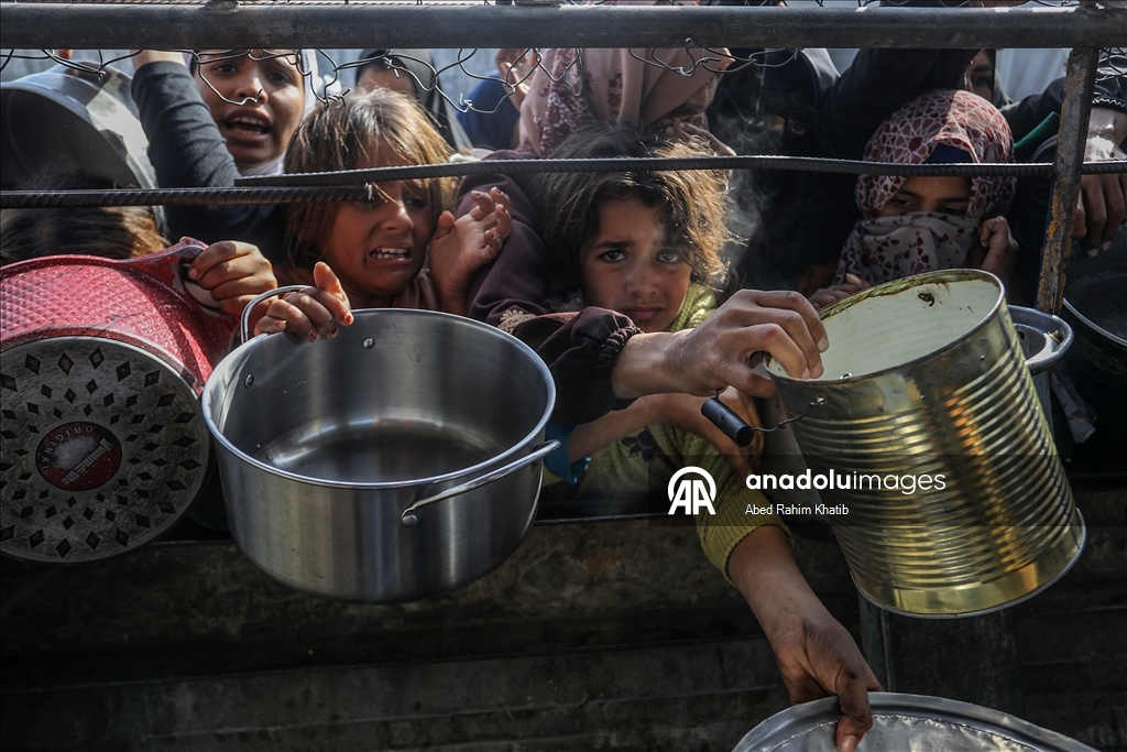 В Газе организована раздача горячей пищи для перемещенных лиц