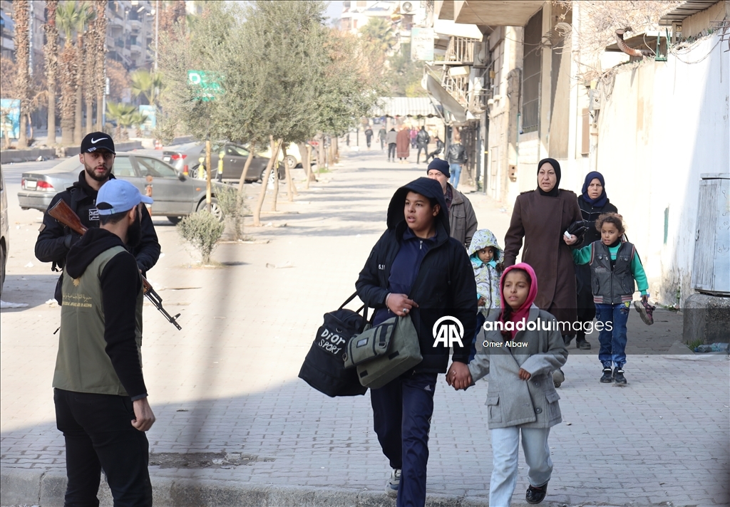 Halep’te sivillerin güvenli geçişi için "iki insani geçit" yeniden açıldı