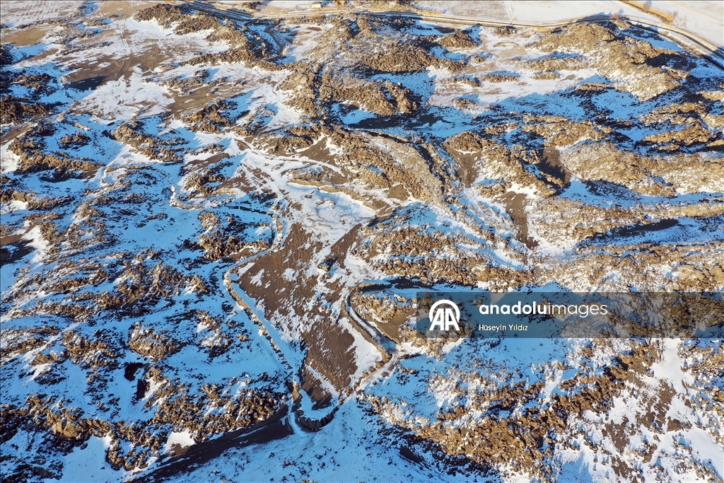 Заснеженные скалы горы Агры сняты с дрона