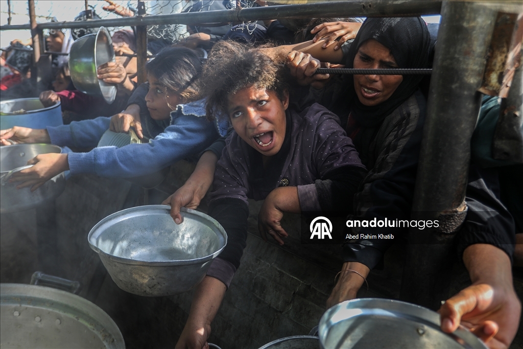 В Газе организована раздача горячей пищи для перемещенных лиц