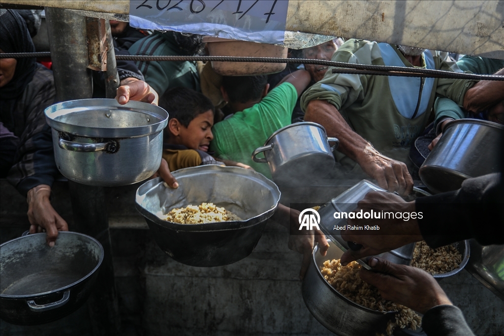В Газе организована раздача горячей пищи для перемещенных лиц