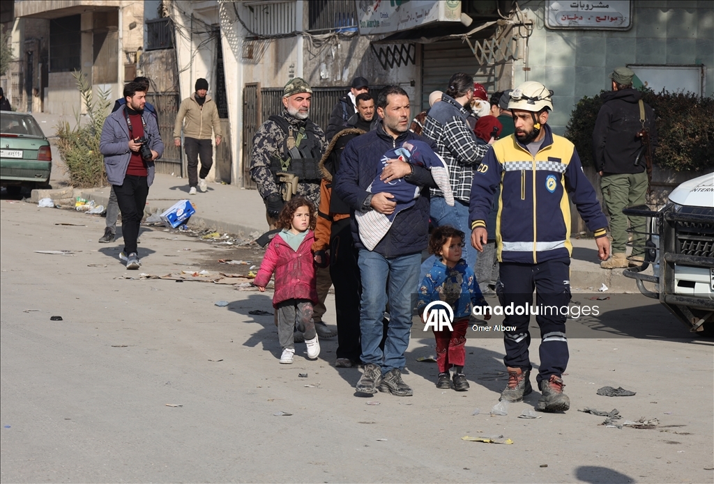 Halep’te sivillerin güvenli geçişi için "iki insani geçit" yeniden açıldı