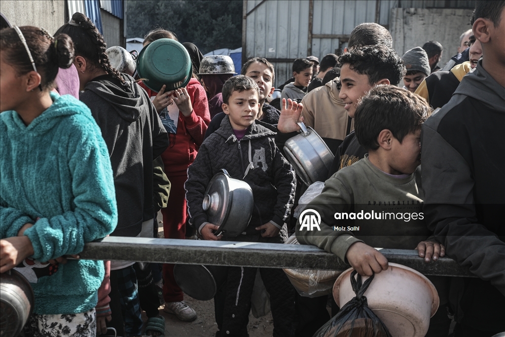 Gazze'de yerinden edilmiş Filistinlilere sıcak yemek dağıtımı yapıldı