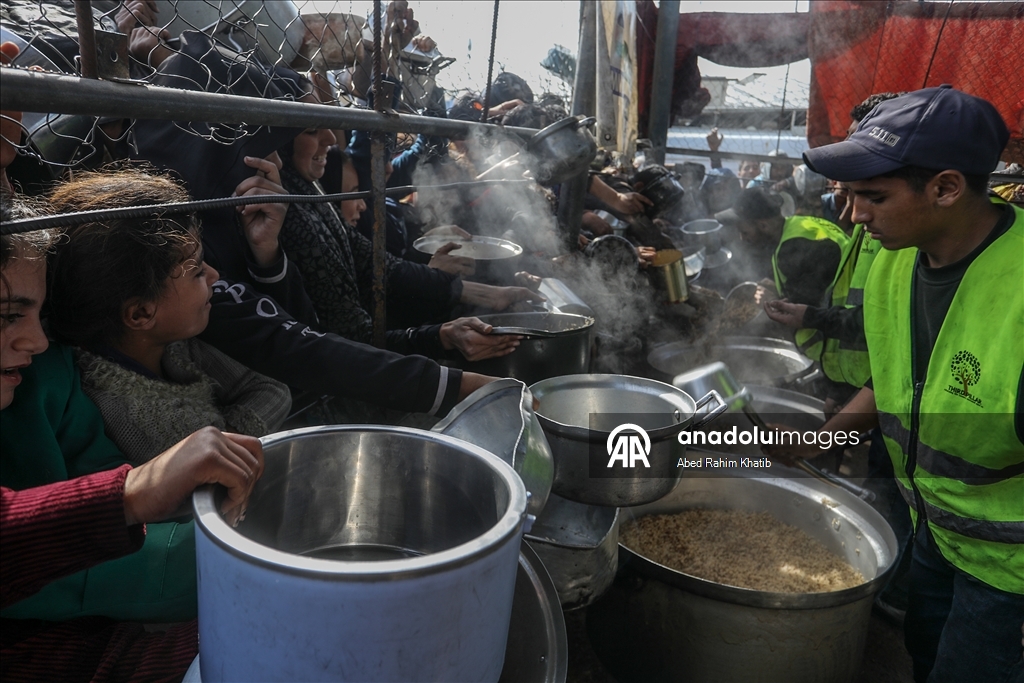 В Газе организована раздача горячей пищи для перемещенных лиц
