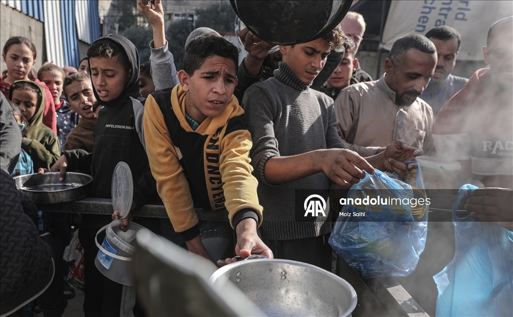 Gazze'de yerinden edilmiş Filistinlilere sıcak yemek dağıtımı yapıldı