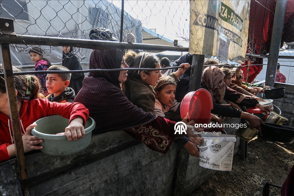 В Газе организована раздача горячей пищи для перемещенных лиц