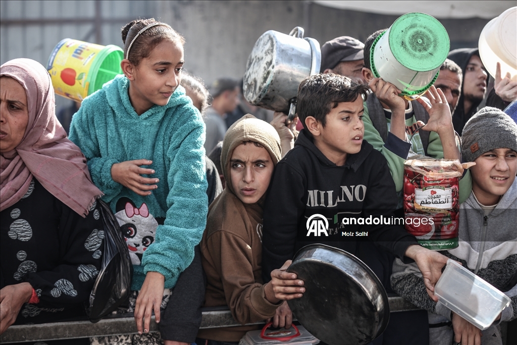Gazze'de yerinden edilmiş Filistinlilere sıcak yemek dağıtımı yapıldı