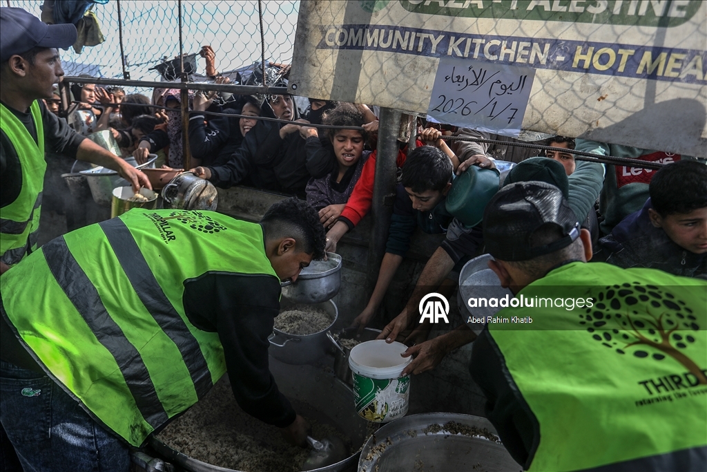 В Газе организована раздача горячей пищи для перемещенных лиц