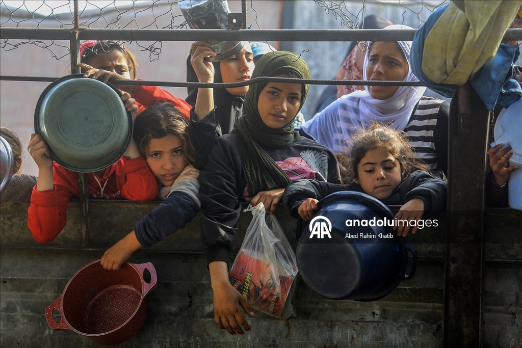 В Газе организована раздача горячей пищи для перемещенных лиц