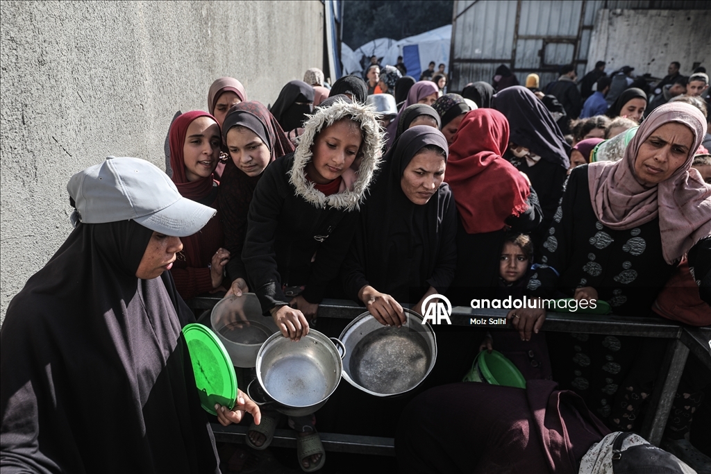 Gazze'de yerinden edilmiş Filistinlilere sıcak yemek dağıtımı yapıldı