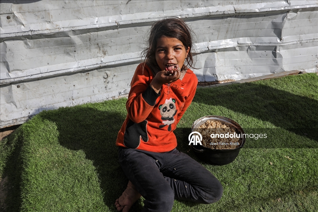 В Газе организована раздача горячей пищи для перемещенных лиц