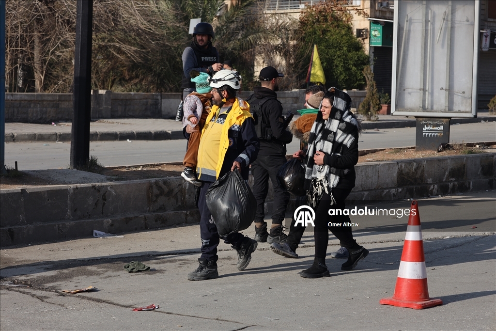 Halep’te sivillerin güvenli geçişi için "iki insani geçit" yeniden açıldı