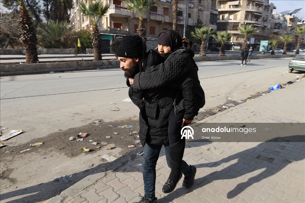 Halep’te sivillerin güvenli geçişi için "iki insani geçit" yeniden açıldı