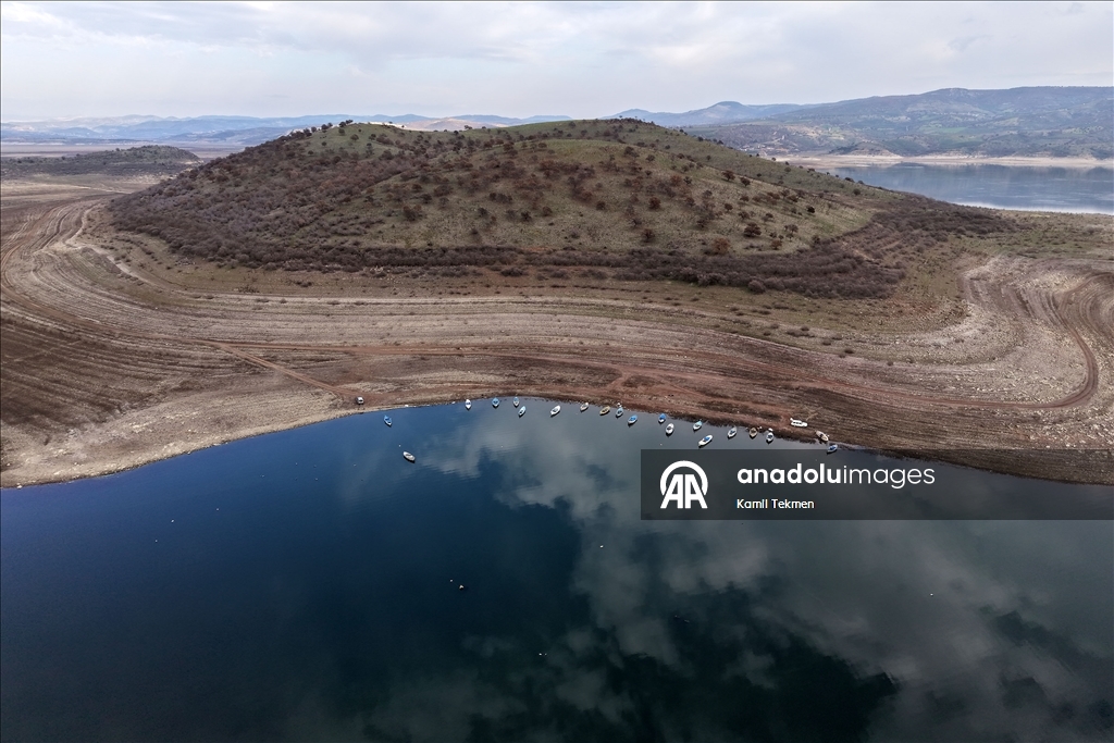 Algae spread across Demirkopru Dam as water levels decline in Turkiye's Manisa