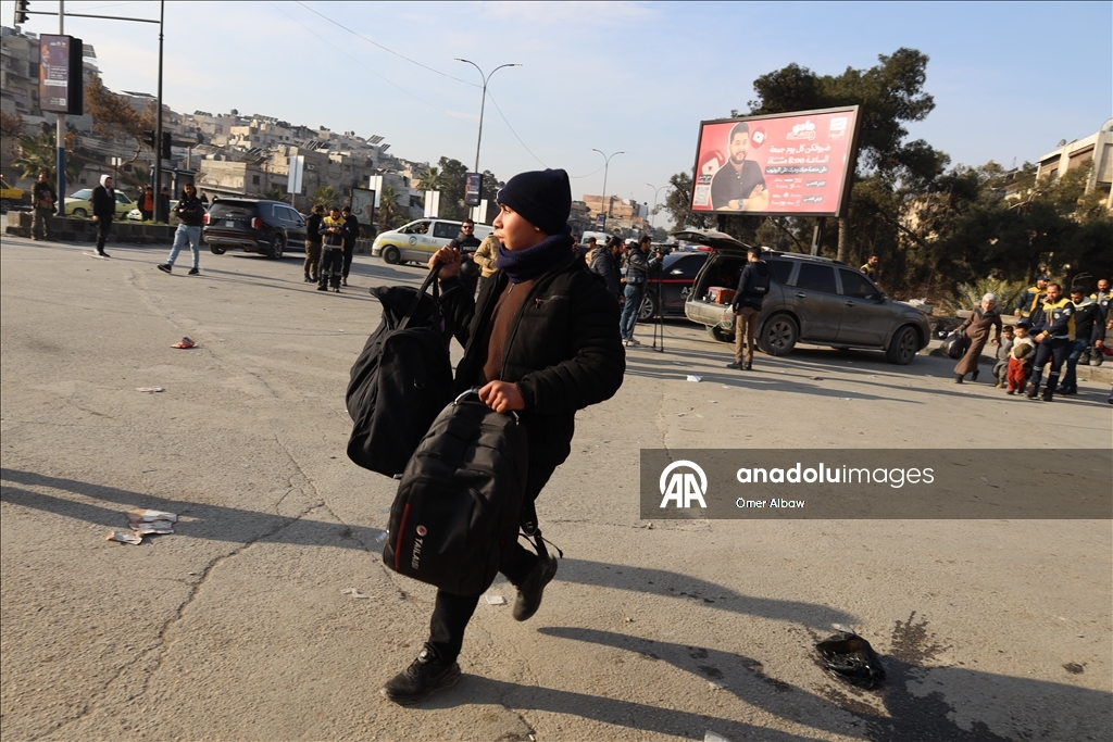 Halep’te sivillerin güvenli geçişi için "iki insani geçit" yeniden açıldı