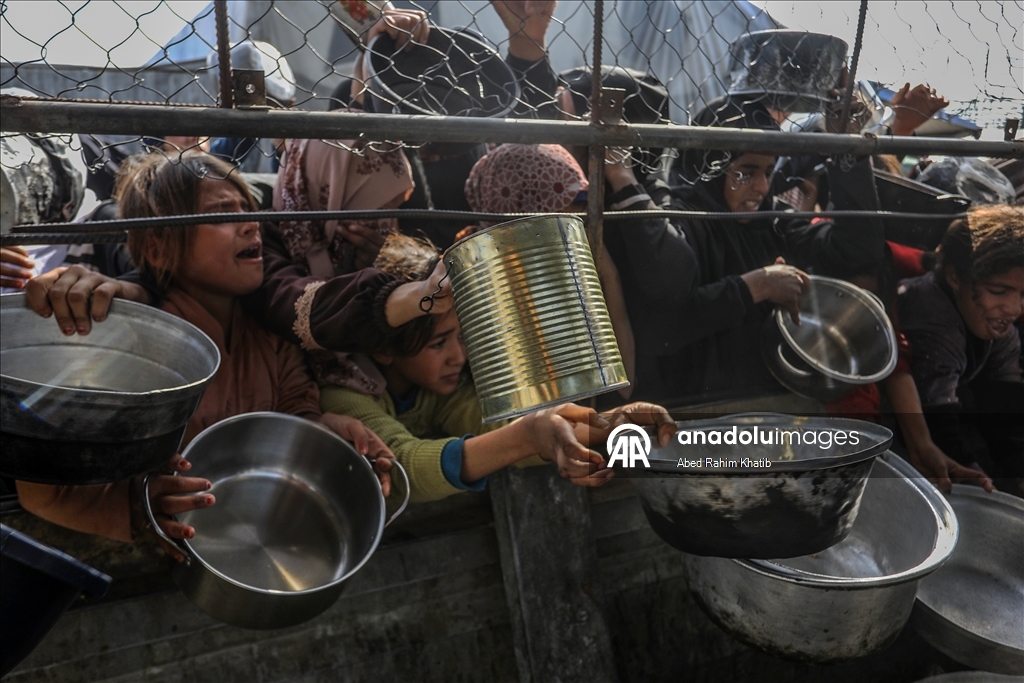 В Газе организована раздача горячей пищи для перемещенных лиц