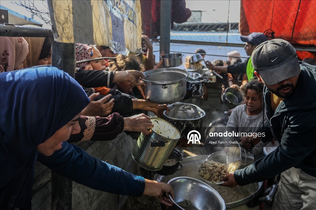 В Газе организована раздача горячей пищи для перемещенных лиц