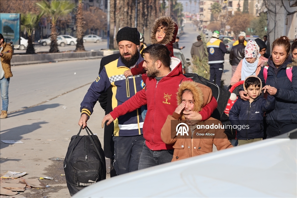 Halep’te sivillerin güvenli geçişi için "iki insani geçit" yeniden açıldı