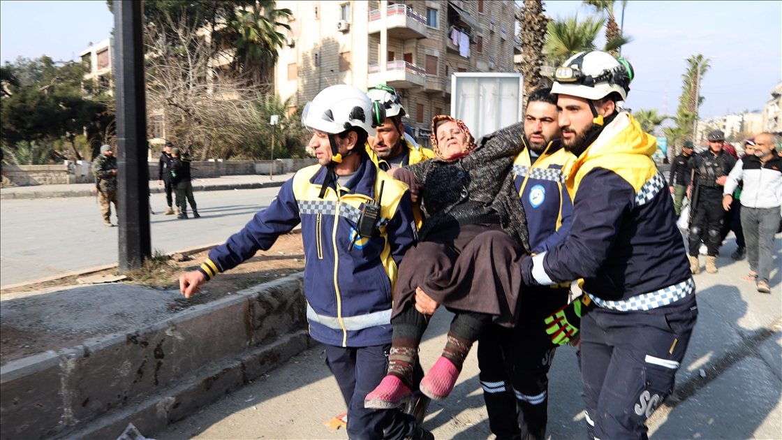 Halep’te sivillerin güvenli geçişi için "iki insani geçit" yeniden açıldı