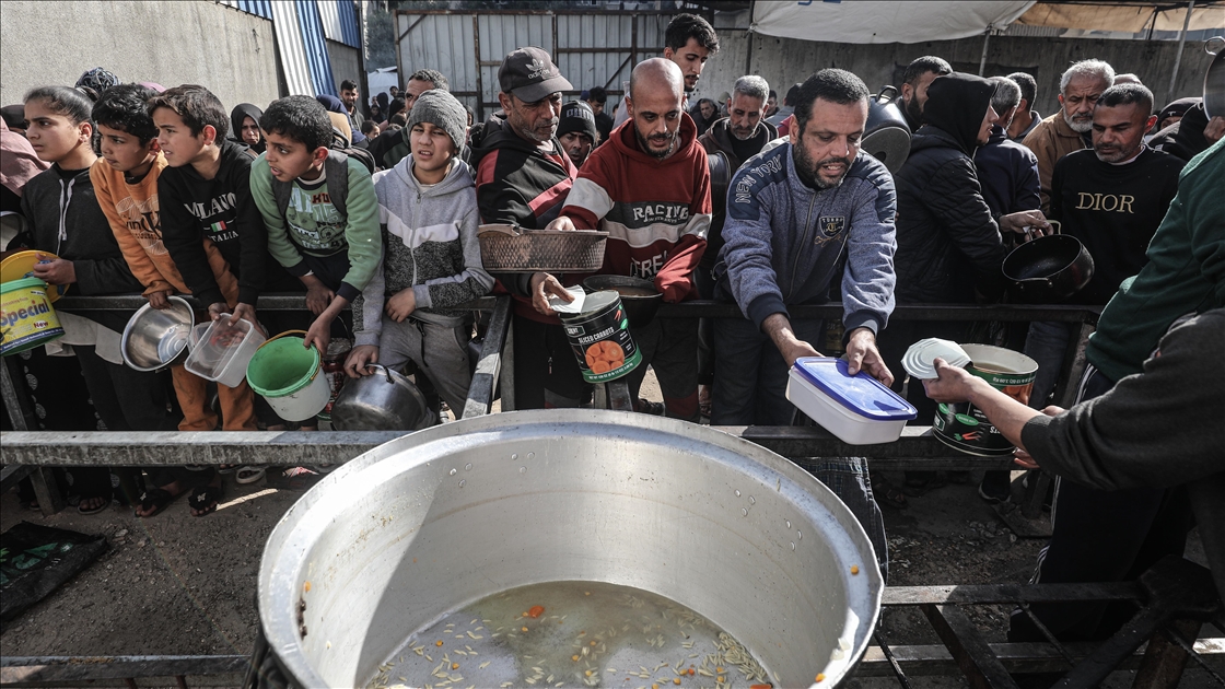 Gazze'de yerinden edilmiş Filistinlilere sıcak yemek dağıtımı yapıldı