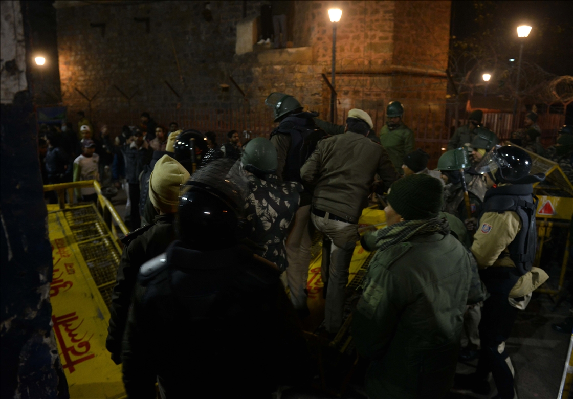 В Индии произошли столкновения между полицией и протестующими против сноса построек рядом с мечетью