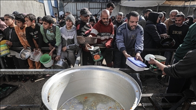 Gazze'de yerinden edilmiş Filistinlilere sıcak yemek dağıtımı yapıldı