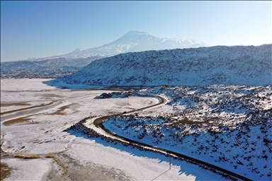 Заснеженные скалы горы Агры сняты с дрона