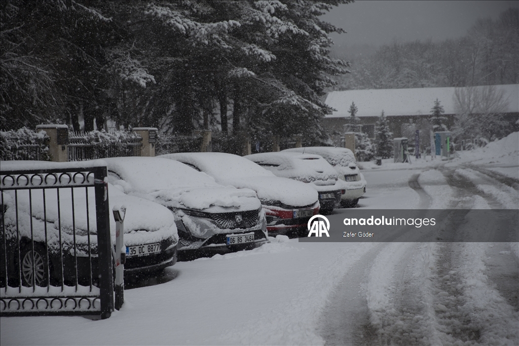 Bolu Dağı'nda kar ve sis etkili oldu