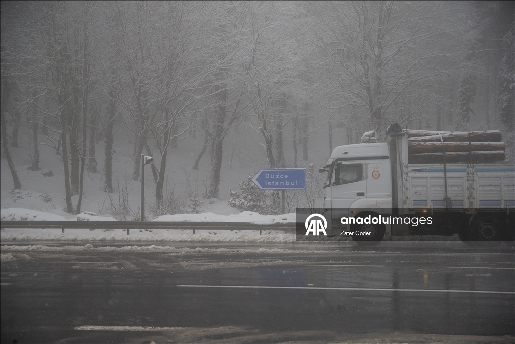 Bolu Dağı'nda kar ve sis etkili oldu