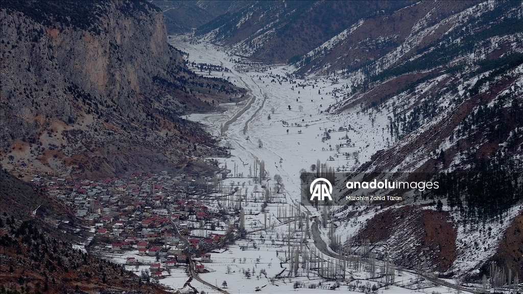 Aladağlar'da oluşan kar güzelliği dronla görüntülendi
