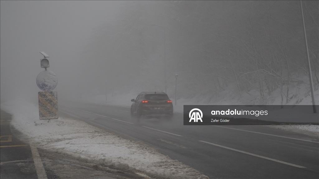 Bolu Dağı'nda kar ve sis etkili oldu