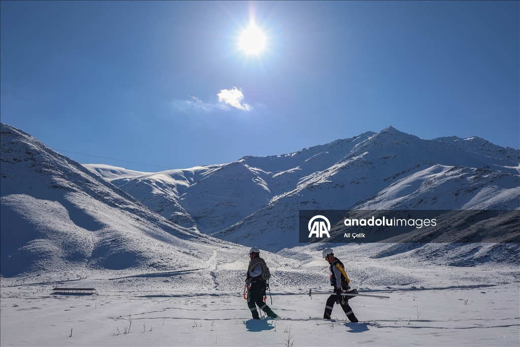 VEDAŞ'ın fedakar çalışanı, 30 yıldır karlı dağlarda elektrik arızalarını gideriyor
