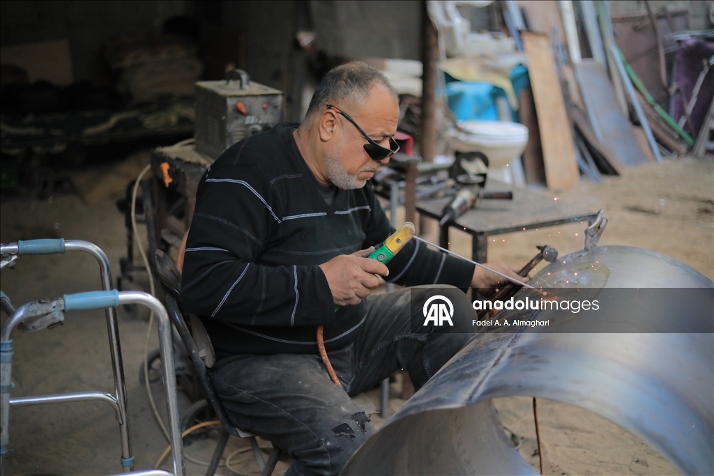 Gazze’de bacağını kaybeden demir ustası el-Masri yaşam mücadelesini sürdürüyor