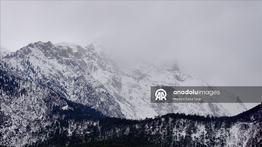 Aladağlar'da oluşan kar güzelliği dronla görüntülendi